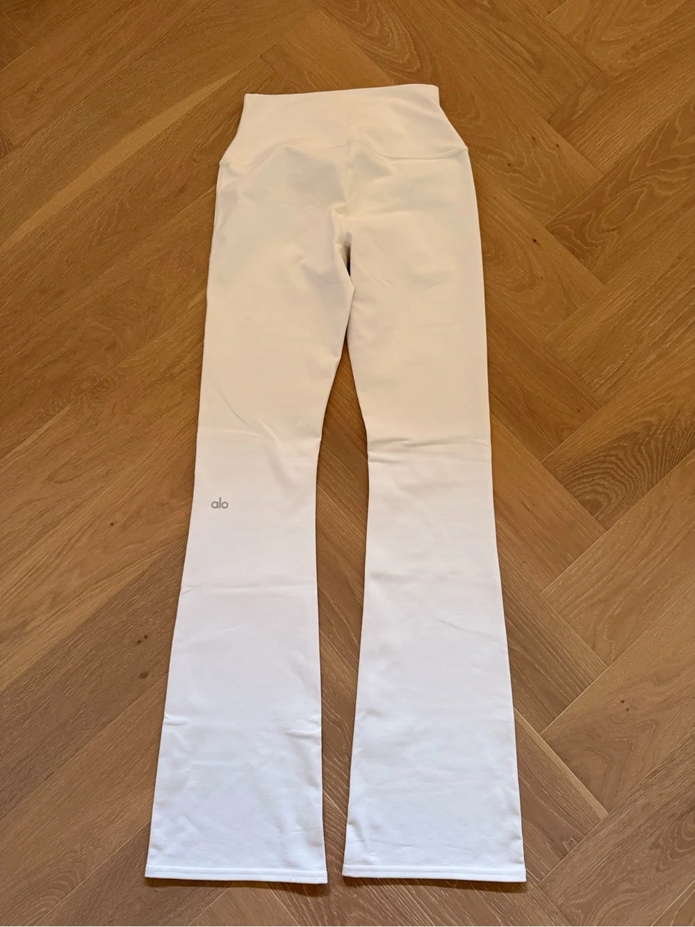 ALO Airbrush High-Waist Bootcut Legging in Ivory